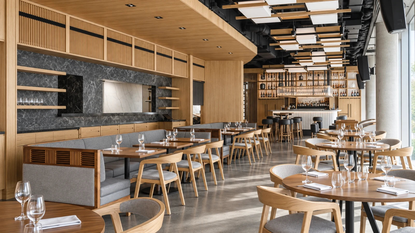 Przestrzeń restauracyjna z wygodnymi krzesłami i ciepłym naturalnym światłem